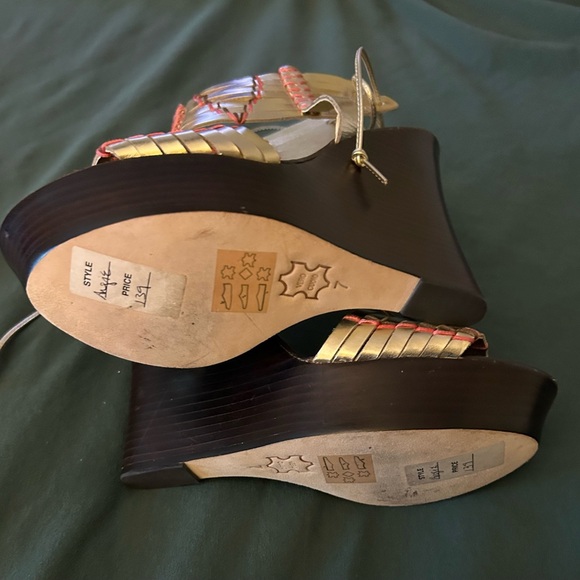 bebe Angie Gold Wedge Sandals in Sz. 7.. brown wedges.. NIB.. never been worn.. - Picture 2 of 8